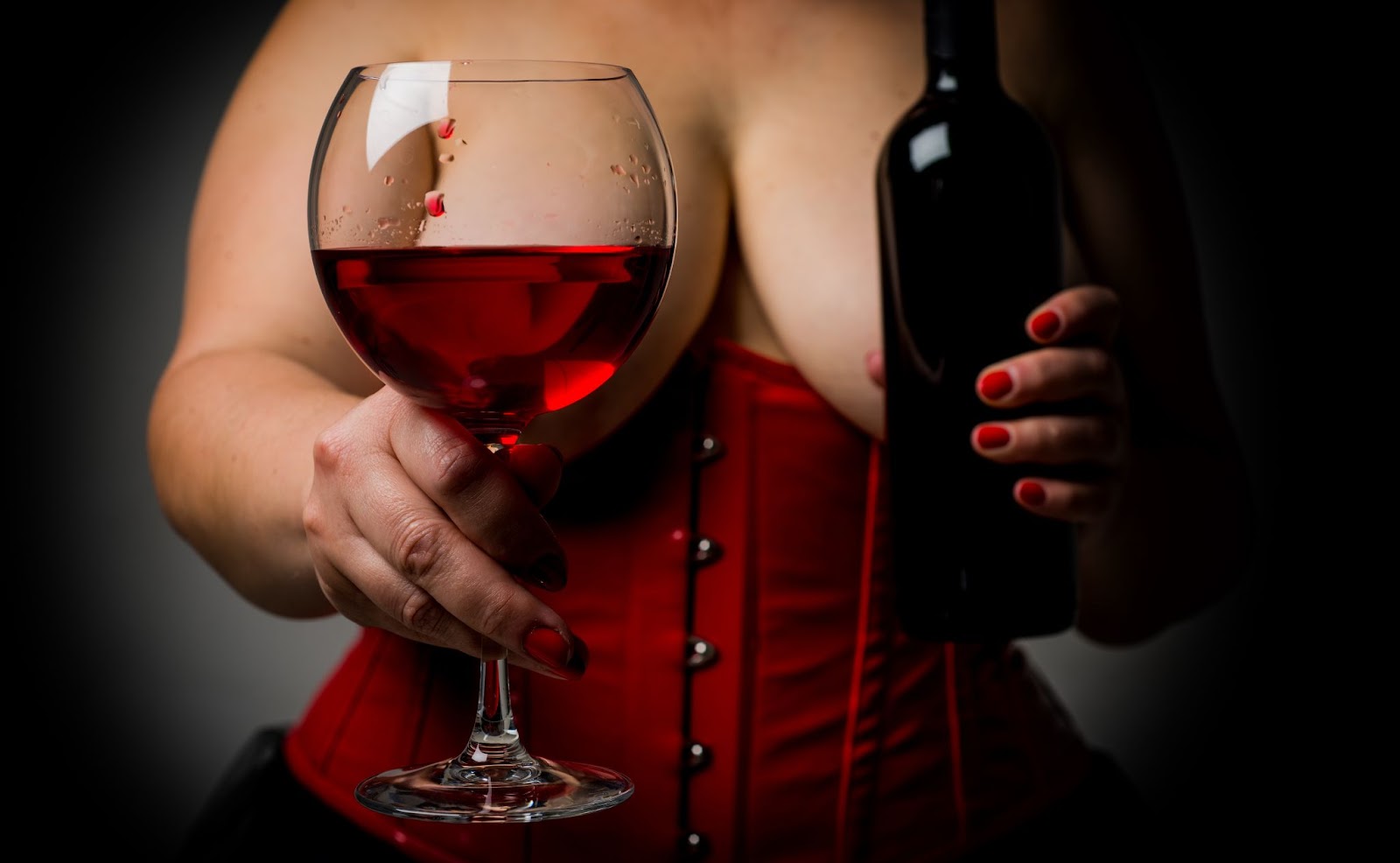 A Glass of Desire: The Sensual Indulgence of Cali Red Wine